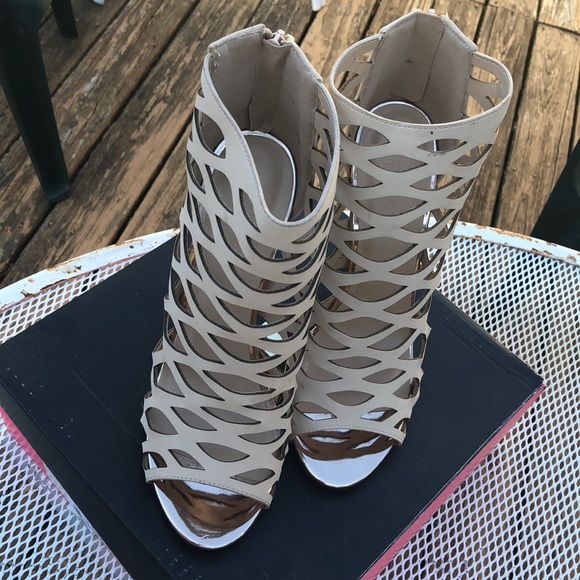 Metallic-Trim Laser Cut Dress Sandals - Picture 4 of 6